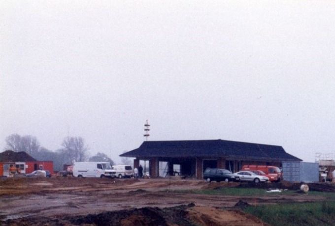 Billede af opførelsen af McDonald's fra den endnu ikke færdiggjorte motorvejsafkørsel 29 Maj 1996. Fotograf Lindals foto.
,,,,,,,,,,,,,,,,,
Jeg tror at McDonald's, Vestermarksvej 4,
6600 Vejen var noget af det første der blev bygget der, og siden startede der mange forretninger op. Bl. a. EDC Kronholm & Slangerup ejendomsmæglere Esbjergvej 4A. 2004.
Thomas Sand.
Hydro Taxaco var de første . Det var dem som havde tanken i hovedgaden som flyttede derud.