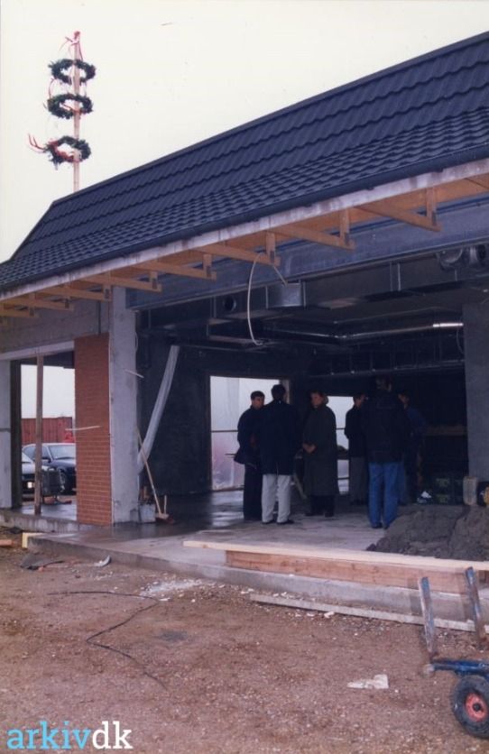Vejen Arkiv.
En gruppe mænd inde  i den næsten færdiggjorte McDonald's med bygningskranse rejst på taget.   29 Maj 1996 .
Fotograf. Lindals Foto.
 