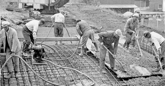 Opførelsen af jernbanebroen over Fuglsangsalle’ i Vejen, 1959-1960.
Entreprenør: Ove Arkil