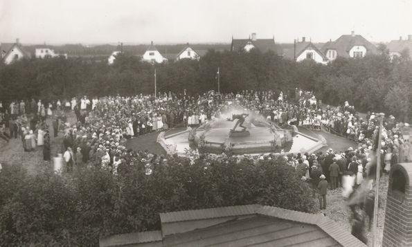Folkemængde samlet omkring Troldespringvandet ved indvielsen i 1923.
Troldespringvandet har været en del af vores, og Vejens historie fra nittenhundrede og fyrrene, til   havtresserne.  