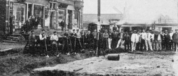 Der var mange til gravearbejdet.Hvor mange ved jeg ikke. Men der skulle være 35 der stillede op til et billede. Broen blev taget i brug i 1913.