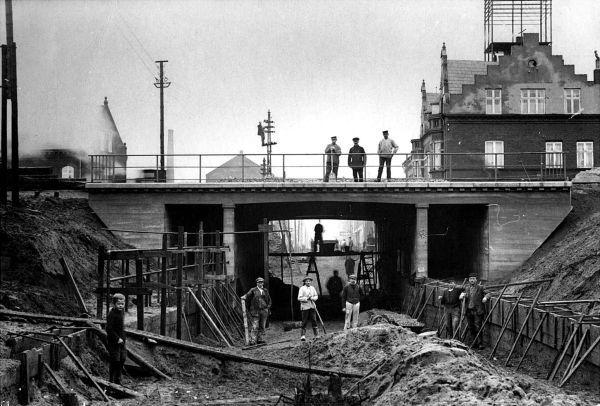 Her er man ved at nå vejs ende. Hvordan deres rygge har det efter tunellen er blevet lavet. Står der ikke noget om i de historiske dokumenter. Men jeg vil for egen regnings skyld sige, at det har været noget af et knoklearbejde. Det tænker man ikke på i dag i 2017, når man kører ned i tunellen.