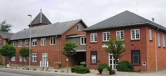 1895-1974 lå Askov Sløjdlærerskole / Askov Sløjdskole på Vejenvej 43.