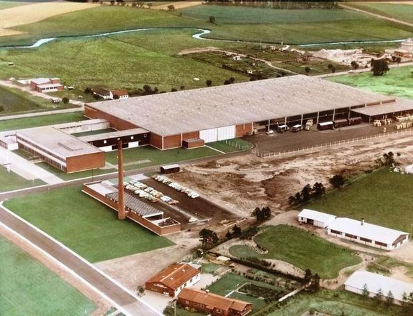Historien om Anfredsvej.
Jeg undrede mig da Arnfredsvej dukkede op ved FDB.
J. Th. Arnfred var jo lærer og blev forstander på Askov Højskole. Men jeg slog mig til tåls med, at det var en pæn gestus af Vejen.
Nu ser jeg ,at der var en god grund til det.
Citat: Arnfred blev 1926 af FDB indvalgt i andelsudvalget og afløste året efter Anders Nielsen, Svejstrup Østergård som formand. Samme år blev han formand for FDBs repræsentantskab og havde hermed opnået to af de højeste tillidsposter i dansk andelsbevægelse.
Så nu er en af brikkerne faldet på plads, i forståelsen af min Vejen historie.

Når jeg ser billedet forstår jeg egentlig  godt, at Danmark i 1970-80erne holdt op med at være et landbrugsland. Jeg går stærkt ud fra at alle byer har taget meget landbrugsjord.Og tager det stadigvæk. i 2017.
Det er lidt sjovt at se Vejen Å forløbet i baggrunden.