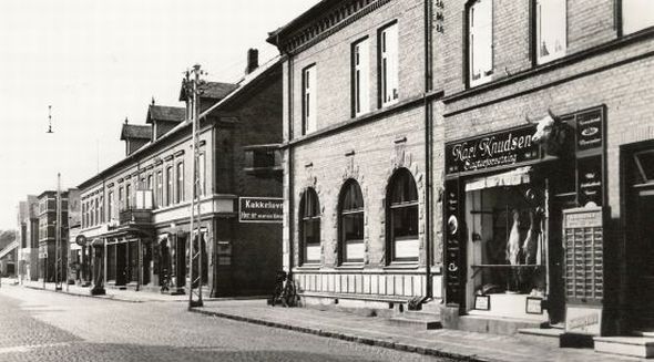 Slagter Knudsen. Søndergade.
Var mine forældres slagter. Karl Knudsen og han kone, byggede et hus på Askovvej, ved siden af bibliotekar Drewsen, i det gule hus, oppe på bakken.