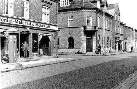 P. Lauritsen. Søndergade.
Senere var det K. Haagensen`s købmandsbutik. Det var den, jeg kendte den under. Der har jeg tit været inde og handle. På siden her, er der et billede af selve butikken. Jeg kan ikke huske benzinstanderen, og dog. Det er sjovt at se brolægningen på vejen, den kan jeg faktisk ikke huske.