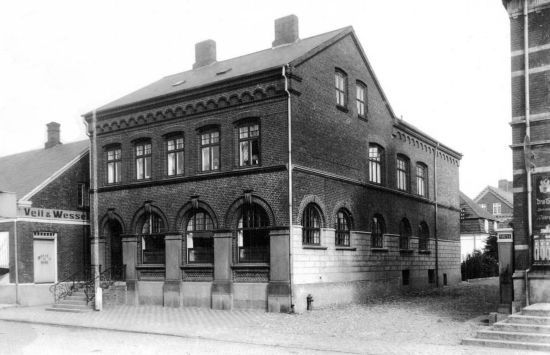 Den gamle Vejen bank. Nørregade.
Ved siden af Ahorngade. Nu står jeg ved den nye Vejen bank, ved pengeautomaterne. Til venstre var Bruun Møller`s  boghandel, som jeg tit stod og kiggede ind i,  de to butiks vinduer, der var. Om der var kommet nye tuchpenne til tegning. Jeg arbejdede meget i kul, og var i en forretning forleden dag, de viste ikke hvad kul var.  