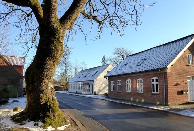 Ved siden af slagteren, i det røde hus, boede Damefrisør Anna Boelsen. Hun blev over 90 år. Hun var gift med Geltzer Petersen  , der havde et Agentur i Østergade 11, i Vejen. Der boede han med sin bror i det smukke hvide hus, der nu er nedrevet, og er en del af parkerings pladsen til Rema 1000. Han var en ivrig jæger, og havde mange pokaler, som  han havde vundet. Jeg mener at broderen var bankmand. Han havde i sin tid en veteran vogn stående i et butikslokale i Vejen. 
Sofus Petersen, der var formand for Brørup Bank, var en ivrig jæger.
Og tit var han den, der skød den første sneppe, 
den, som traditionen tro blev sendt til kongehuset !

S.P.s bror Geltzer Petersen var forsikringsagent