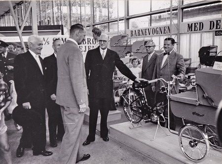 Kong Frederik Den Niende, ser på barnevogne hos Brønds barnevognfabrik.
Alfa, Phønix og Simon Brønd var de tre største arbejdspladser i Vejens industri i første halvdel af 1900-tallet. Der flyttede arbejdere til, og der blev opført arbejderhuse i Allegade til dem.
