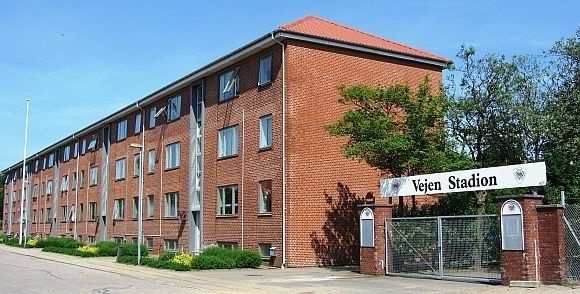 I 1940erne var der en mere ydmyg indgang  til stadion, fra Plantagevej. Hvor der var en åbning i hækken .