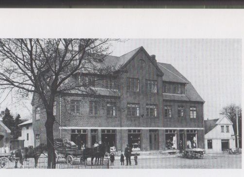 Bageren Gram, 1912. Og Brugsforeningen. Det er helt rart at se hestene. I dag er det helt andre hestekræfter der er på vejene. Måske de snart bliver eldrevne, om 20, 30 år.
