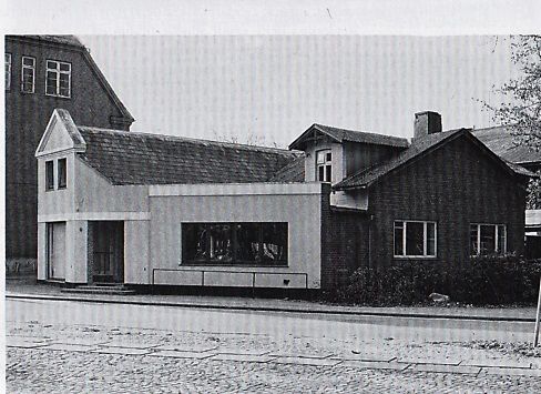 Tak til Annemarie Ryø, der har lånt mig en bog om Askov. Her er  et billede af Jessens bagerbutik, som jeg kendte den, i 1950erne. Jeg havde helt glemt at de havde fået bygget en cafe til den.