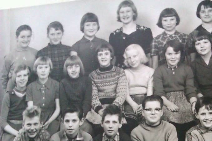 Mine Klassekammerater. År 1953. Jeg sidder mellem Per  og Jens, som nummer 2 tilhøjre.
Det er utroligt,  hvor vi ligner os selv efter alle de år.    