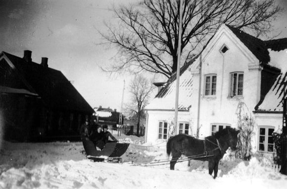 Idyllisk billede. Midt i Vejen. A. Klockmans hus.  