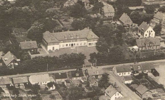 Bakkely skole. Købmandsbutikken, og  mælkeudsalget.