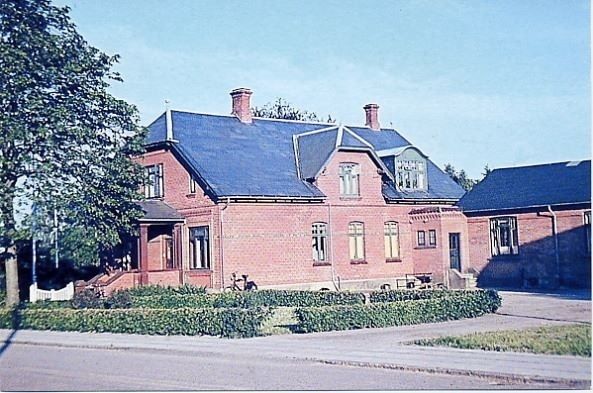 Da jeg startede min skoletid i Bakkely skole,1953, kom jeg hver dag forbi en gård, på Askovvej. Hvor jeg mødte min første barndomskammerat Poul Anker due. Der boede i bygningen.
Jeg har ikke set det, siden den blev nedrevet i 1959. Så det var en stor overraskelse at billedet af huset kom frem i dag. Huset lå skråt over for Alle`gade.
I 1950erne havde jeg meget glæde af min cykel. Om sommeren stod jeg tidlig op, og kørte rundt i Vejen by, før den var vågnet op. Vejen var ikke så stor den gang, så jeg kom rigtig rundt i byen, for fuld fart. Da jeg i begyndelsen fik en cykel, og var i Askov, havde jeg så meget fart på at jeg fortsatte ned af Askovvej til Allegade. Nu hjulene alligevel var igang. Sikken en energi.
 