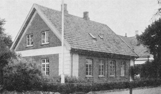 Vejens første kommunekontor. 
Her arbejdede  Bibliotekar Hans Drewsens søn Svend Drewsen, til han flyttede til Kerteminde kommunekontor på Fyn. Svend Drewsen, hjalp i det første år med at uddanne Vejen garden. Han spillede også i et par år i G.O. Gine.
