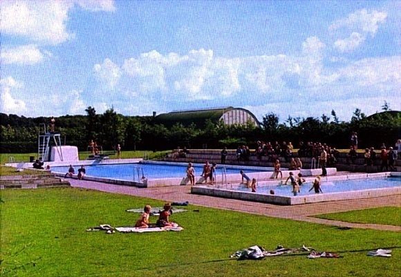 Ja, det kunne være en af os der var i badet her. I skolens gymnastiktimer fik vi også lov til at komme derned og svømme. Og slikke på rustne søm. Jeg synes det var en rigtig god tid. Det var i den tid hvor ordet lystbade var meget oppe og vende. I sommerferierne kunne man med kammerater gå flere gange om dagen derned og svømme.

Vejen hallen bag ved svømmebadet var et  samlingssted, hvor man dyrkede sport. Fodbold, badminton, håndbold, gymnastik med mere.