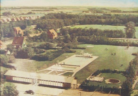 Her er et ældre billede af svømmebadet, det er sikkert før min tid i 1946. Der var Østergade ikke udbygget endnu. Det er sjovt at se hvor meget natur vi levede op med, i begyndelsen af 1950erne. I dag må det være Knudepunktet der har denne plads.