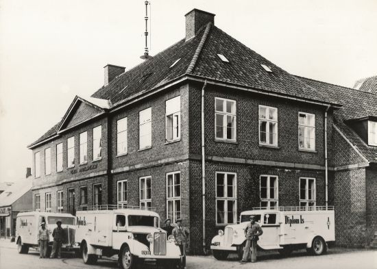 Andelsmejeriet.
I min barndom husker jeg at når man kom ind i en butik, enten mejeriet, eller en købmandsbutik. Så duftede der af de ting som butikken havde. Man viste, når man var på mejeriet, at her var ost i lange baner. Når man kommer i et supermarked i dag, er der ikke dufte. Alt er pakket ind i folie eller plastic, eller begge dele. Men måske skyldes det at når man bliver ældre, så mister man lidt af lugtesansen.
I dag er der adgang her til Øster alle. Det havde jeg ikke lige set komme dengang.