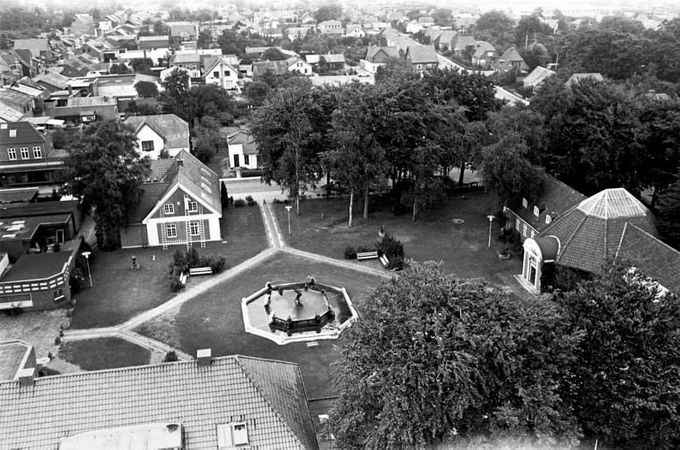          I cirka 1956, skulle Bakkely skole udvides. Der skulle bygges ud mod Askovvej. Vores klasse skulle i et år, undervises på det gamle bibliotek ved trolden.
Vi havde i det år, en klasselærerinde, der flyttede med os, frøken Mary Johansen, som skulle undervise os oppe under taget. Jeg ser det som et rigtig godt år, i min ellers turbulente skoletid.
Jeg har for nylig været dernede for at se det gamle bibliotek.
Til næste år, 2018 skal det ombygges,  og indgå sammen med museet.
Allerede nu er det ret ukendeligt indvendigt.
Jeg var i selve biblioteket, med en medarbejder fra museet. og var utrolig forundret over, hvor lille det i virkeligheden havde været.
Nu skal biblioteket flyttes igen, over for   Kvickly  , til Alfa Tower, i Vestergade.
Det er et dejligt billede, som lige er designet til min  kommentar om Troldepladsen. Helt foran er  er taget på Biblioteket hvor vi sad på loftet, i det år og lærte lektier. På loftet hvor vi sad, var et meget lille lokale. Men det tænkte vi ikke så meget på dengang. Siddepladserne var der også den gang, på de 4 sider af springvandet. Det ligner simpelt hen  pladsen, som da vi gik i skole der.
Jeg har altid været fascineret over luftfoto. Gad vide hvem der har taget dette, og hvordan. Det er et flot billede.
Vejens første kommunekontor, ligger også flot. I dag er træerne blevet store der.  
 