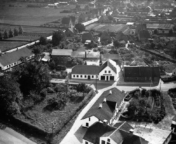 Jeg synes at dette billede skal med.  Det er fra 1949, da jeg var 3 år gammel. Fr.d. 7.gade. Billedet er interessant at se, da man her kan se, at der stort set var gårde og marker, op til gaden. Fischers møbel forretning,  ligger midt i billedet.  