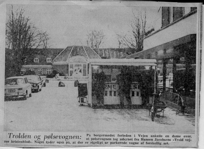 Oves pølsevogn.
Igennem 15 gode år stod Oves pølsevogn på pladsen ned til troldespringvandet. Utrolig mange har taget turen forbi, og fået den værste sult mættet der.
Jeg kan godt huske at der var en Vejen person, der pludselig fandt på, at pølsevognen tog udsynet til Vejen Trolden, så turister og kulturinteresserede ikke kunne få øje på den. 
Bladene begyndte at skrive om den sag, som jeg mener var helt hen i vejret. Som det ses på billedet, er der udsyn til Trolden, og der har aldrig været nogen i de 15 år, der havde tænkt på det før. Det endte sørgelig nok med, at kommunen gav en anden plads til Oves pølsevogn. Og jeg mener det var derfor at  Oves pølsevogn, måtte lukke, på grund af forskellige flytninger, i Vejens bymidte. En trist ende på Oves tid, som et kendt ansigt i byen. I forbindelse med de ofte nyindrettede, bygninger på Torvet i Vejen, er flere af de erhvervsdrivene blevet klemt. Og der har også været ryster om det, fra dem selv i Vejens aviser, i 1960erne.

Fra en Artikel i Folkebladet i 1960:
Storstadsnykker 
 
Enkelte knurrer lidt over disse ”storstadsnykker”. En af de handlende i byen sagde: Nu er vi flyttet fra et sted, fordi huset skulle rives ned, og nu skal vi også flytte herfra, fordi bykernen skal totalsaneres. Vi burde hellere lade byen være, som den er! 

Ja, Vejen historie, er ikke det, der har ligget lige for. Der er ikke meget tilbage, af Vejen der var. Kun minderne.

Der var også det gamle apotek, på hjørnet ved siden af Isenkræmmer Kastens forretning, der jo er der endnu. Når man ser Vejen by fra oven, lægger man mærke til at der ikke er højhuse i bymidten. Et ganske godt valg.
Hvem har ikke stået ved Oves Pølsevogn. Der i mange år stod ned til Troldespringvandet. Der er blevet langet mange røde pølser over disken i den tid, af Ove, der havde en god forretning, også når man havde været i biografen , eller var på vej hjem at spise. Så kunne man lige få den værste sult stillet, ved Oves pølsevogn