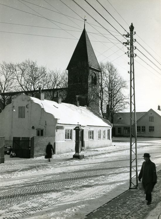 Vinterbillede fra Vejen kirke i 1953. På grund af den globale opvarmning i verden, tror jeg ikke at vi får meget sne mere. I hvert fald ikke i min tid. Det er lidt sjovt at se telefontrådene, og gaden der stadig havde brosten i den tid. I de store snevintre i 1950erne stod man på ski også i vejen by.