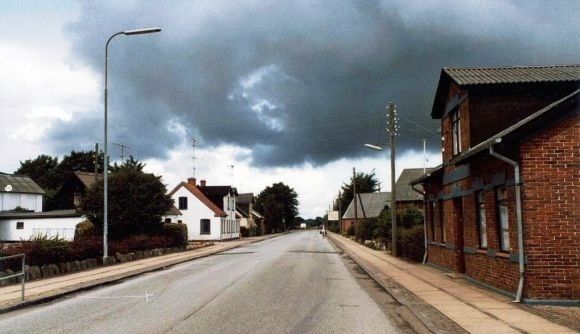  Skolegade var gaden ud til verden i 1940 og 1950erne. 
Man kørte over den gamle hovedvej, og fortsatte til Vejle, af gaden ved siden af Falck stationen.   
