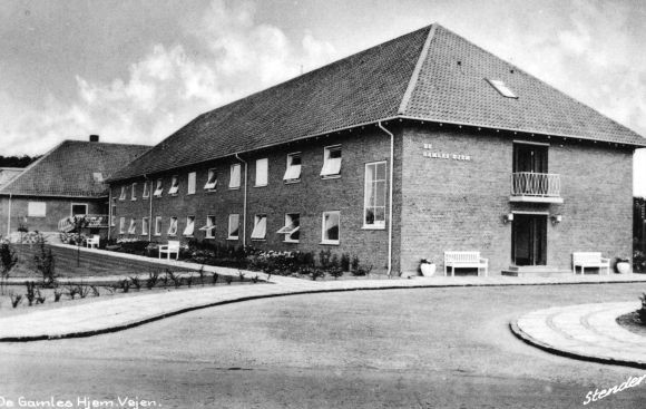 De  gamles hjem, Rosengården.
I 1950erne da Rosengården var ældrehjemmet i Vejen, kom man der, inden man var   holdt op  med at bevæge sig i Vejen by. Jeg har set mange af beboerne, som gik rundt i Vejen nord, og handle ind. Der var man ikke så dårlig, som man er i dag. I dag hedder det, længst i sin egen bolig. Og man kommer først på plejehjem, når man ikke kan gå ud mere. Jeg tænker, at det sikkert er en god ide.
