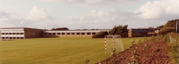 Østerbyskolen blev indviet officielt i 1964. 
Det var helt i tressernes ånd, at bygningerne skulle have den form. Flade tage og strømlinet  bygninger.
Når jeg ser dette billede, tænker jeg på den gamle rutebilstation, der også var i 1960er design.