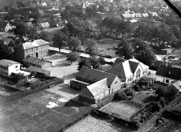 Den gamle byskole i 1949. 
Når jeg ser på Vejen by hen over de sidste 50 år, kan jeg godt tænke, at man skulle havde haft en byarkitekt tilknyttet kommunen, der skulle tage varer på Vejens bygninger,  og ting der vedrørte Vejen by. Nu er det for sent, da alt det gamle er væk. Vejen by har ikke haft tanker om at bevare noget for eftertiden, så buldoserne har haft kronede dage i Vejen. Og de butikker, der er fra den tid, har fået et nyt og moderne udseende. med oppudsede mure, med forskellige farver.  
Måske man skulle oprette et forskønnelsesudvalg i Vejen kommune, på tværs af partierne i    administrationen.
