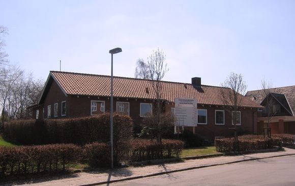 Vejen ny præstegård.
Jeg har aldrig forstået hvorfor man ikke gjorde noget mere ud af præstegården  i gamle dage, på Præstevænget. Man fik at vide at det indre i præstegården, ikke fulgte den nye tids moderne standart. I stedet byggede man et almindeligt hus, og kaldte det præstegården. I Askov ligger den gamle præstegård, stadig. Der har man kunne bibeholde det der var. Jeg har lige været nede og se den gamle præstegård, i Vejen. Den ligger som en brandtomt. Når bygninger ligger og forfalder, er det sikkert spændende at sætte ild til dem. Nu ligger den præcis, som da brandmændene i sin tid slukkede branden,  for mange år siden.