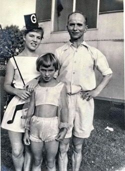 Simon Simonsen skal med her. Han var et kendt ansigt i Vejen by i 1950erne. Han var en utrolig god gymnast. Og var med i G.O Gine cirkus`et i Vejen. Han var måske den første Vejen borger der løb rundt i Vejen og motionerede. Han var på Vejens førstehold i fodbold. Han var ansat på kontoret på Alfa Margarinefabrik. Her står han med sine to døtre. Der også var med i Cirkus.