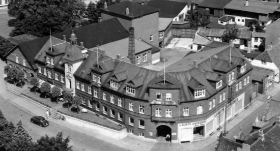 I det lille hus, i højre side ved siden af Laurits Andersens butik, var min barber, frisør Hans Henning Jørgensen  i mange år. Som helt   lille blev jeg klippet af hans far, og siden af  Henning Jørgensen. I dag er det privat parkering der. 
 Laurits Andersens butik havde en flot indgang til butikken, som man altid lagde mærke til når man gik forbi den. Forretningen hed byens hjørne, og det var sikkert en god reklameide.
Det var på det tidspunkt i 1960erne hvor mange forretninger måtte vige for byfornyelser.   