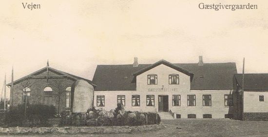  Dette velrenommerede hotel, som har været i slægtens eje siden 1906,  ønskes solgt på grund af alder.  Den overvejende del af hotellet er nyere og særdeles velholdt.  I øvrigt består hotellet af 2 store og 2 mindre restaurationslokaler,  2 krostuer, stor sal med plads til 300 personer,  9 nyere dobb. værelser med bad, stort moderne køkken m.m. 
Hotellet er centralt beliggende med stor facade ud mod hovedvej 1. 
På grund af den store kraftige erhvervsudvikling i Vejen,  er der usædvanlig store muligheder for denne forretning. (sag 8831).

Ældre postkort med billede af Gæstgivergaarden.
Mindestenen for Frederik VII er senere flyttet.

I begyndelsen er drømmen.
Sognepræstens tale ved middagen på Bykroen.

Ved middagen på Bykroen som afslutning på
festlighederne i anledning af Læborg og Vejen
kommuners sammenlægning, holdt sognepræst
G. Monrad følgende tale:
- Her uden for står mindestenen for Frederik
den Syvende, ham der var grundlovens giver
og hvis fri vilje os vor frihed gav, som der
står. Imponerende er stenen, men ikke køn,
en vandrende blok fra istiden, fundet på
Vejengårds Mark og slæbt på plads ved et allemandstag i løbet af to søndage i året 1880.
Stenen er et symbol på sammenhold og for
den tids mod på og tro til morgendagen. Den
er rejst i en vækkelsestid: Højskolen, Indre
Mission, andelsbevægelsen, Hedeselskabet,
den gryende andelsbevægelse. Det var en tid,
da med profetens ord - de unge så syner og de
gamle drømte drømme.
 

Jeg håber at stenen vil komme tilbage på sin plads.