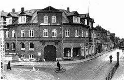 Jeg har skrevet om den gule helle, som man stod ved i gamle dage.  Og nu har jeg fundet et billede af den. Der var trafik fra og til Banegården, og så kunne man lige stå ved hellen, hvis der kom trafik. Ved siden af Laurits Andersen tøjbutik, lå min frisør, Hans Henning Jørgensen.  
I dag er det en privat parkeringsplads. 2017.

I min barndom var der danseundervisning på Hansens hotel.  Det var  frk. Jacobsens Danseskole. der havde børn ned til tre år. Frøken Jacobsen har jeg ikke set være med i Vejens historie. Da hun har haft en stor betydning for mange børn i Vejen, skal hun med her.
 
