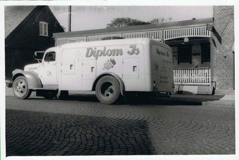Der har kørt mange biler ud fra Mejeriet i den tid. Her et billede fra starten af 1950erne. hvor bilen er inde med varer til slikbutikken.