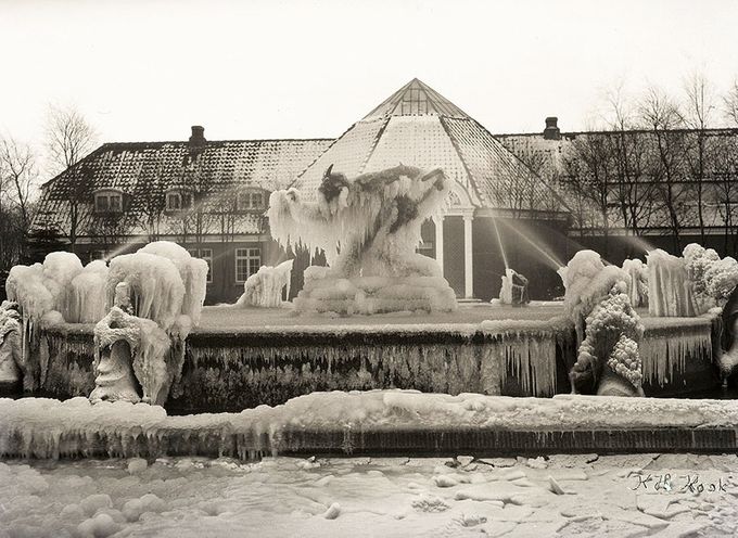  Frem til 1950'erne kørte springvandet året rundt pga. det varme vand. Men efter lukningen af elværket springer det kun i sommerperioden. Derfor kan man ikke længere opleve trolden klædt i flot iskappe, sådan som gamle fotos viser.

Da Vejen skulle have nyt elværk i 1923, blev der tænkt i kunstneriske baner. Hansen Jacobsen fik til opgave at udforme et springvand, der kunne fungere som kølebassin. 