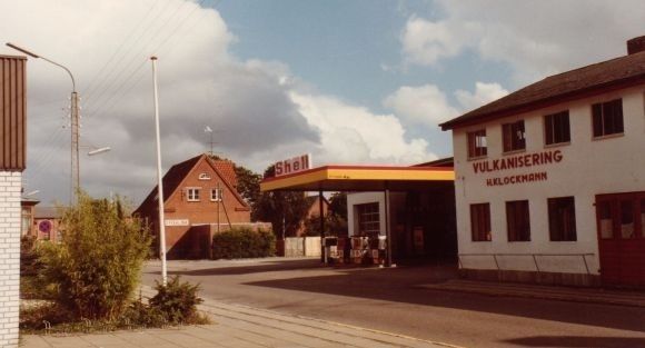   Klockmann‎s tankstation ved siden af Birger Christensen. 
Det røde murstenshus  var i mange år dyrelægehuset, som Gitte Kongshammer startede. Hun var den første der tog sig af små kæledyr i Vejen. Dyrelægerne før hende havde  med landbruget at gøre, og have ikke den samme tilgang til undulater, hamstere og katte. Selv mine små akvariefisk var Gitte Kongshammer god til. Hun flyttede senere til Østergade med dyre klinikken. Senere igen var hun dyre læge i Vejle . Gittes hobby   er heste.