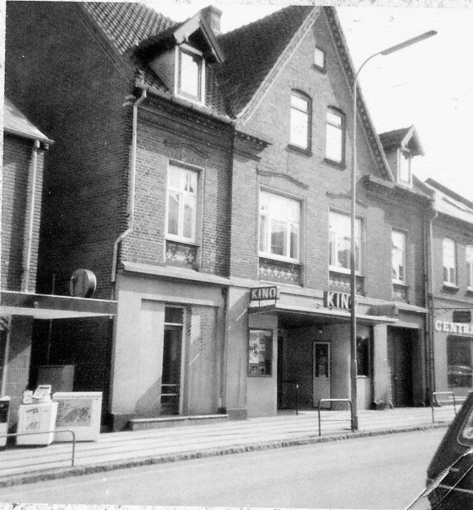 Sådan så biografen ud da jeg i 1950 og 1960erne gik i den. Dejligt at se den gamle biograf igen. 
Ved siden af lå Centraltrykkeriet.Tilhøjre.
