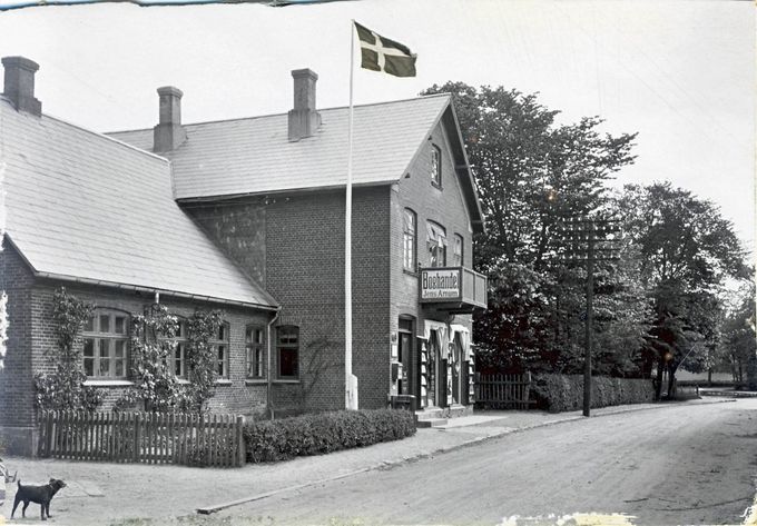  Hej Johs Laursen.
Her er to billeder af Askov boghandel. Bygget 1873  og senere udbygget af Arnum.
God fornøjelse.
Venlig hilsen. Arne
