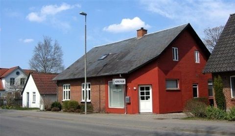  I dette hus havde købmand Laus butik
med hjørneindgang og udstillingsvinduer på hver side.
I butikken var der også håndkøbsudsalg fra apoteket.
Siden 1957 har der været herrefrisørsalon, hvor det var Eigil Olander Rosenlund, der svingede saksen.

En kold og våd decemberdag i 2016 bliver huset på Maltvej 6 nedrevet.

Man skal være hurtig med fotografiapparatet i dag, hvis man vil bibeholde historien. Huset blev nedrevet efter frisøren, og hans kone flyttede. Bare nedrivningsfirmaerne vil tænke på eftertiden, og tage billeder af bygningerne inden de nedriver, og sende dem til Vejen lokale historie.
