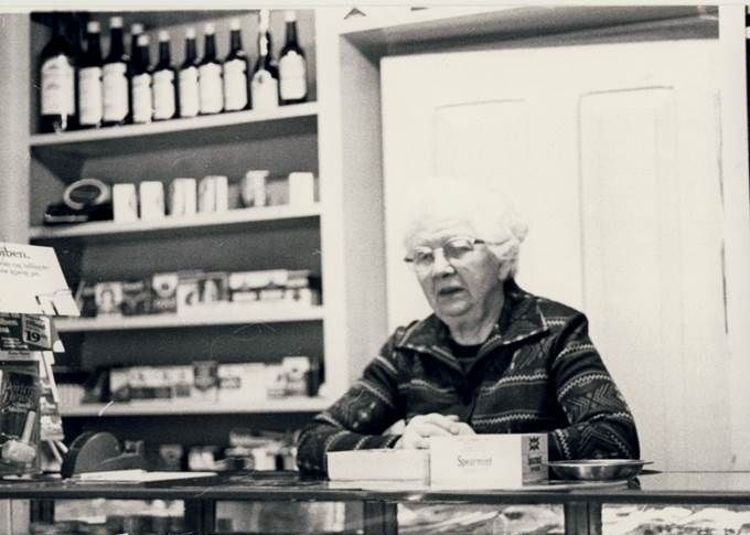 Hej Johs. Jo jeg har da billedet af forretningen, hvor Kathrine har Vin og Tobakhandlen på den ene side af indgangen. Forretningen på modsat side havde hun lejet ud til barber Olsen. 