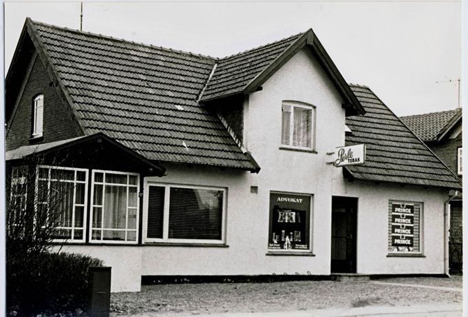  Endnu engang har jeg haft glæde af Arne Holm Petersen. Jeg har fået disse to billeder af den todelte butik på Vejenvej i Askov. Hvor der var vin og tobak i den ene side, og frisør i den anden. Tak til dig Arne. 
Arne var lærer på Skibelund efterskole fra 1966 til 1994, hvor  han gik på efterløn som 62 årig. Idag er han 86 år. og holder foredrag om Askov.