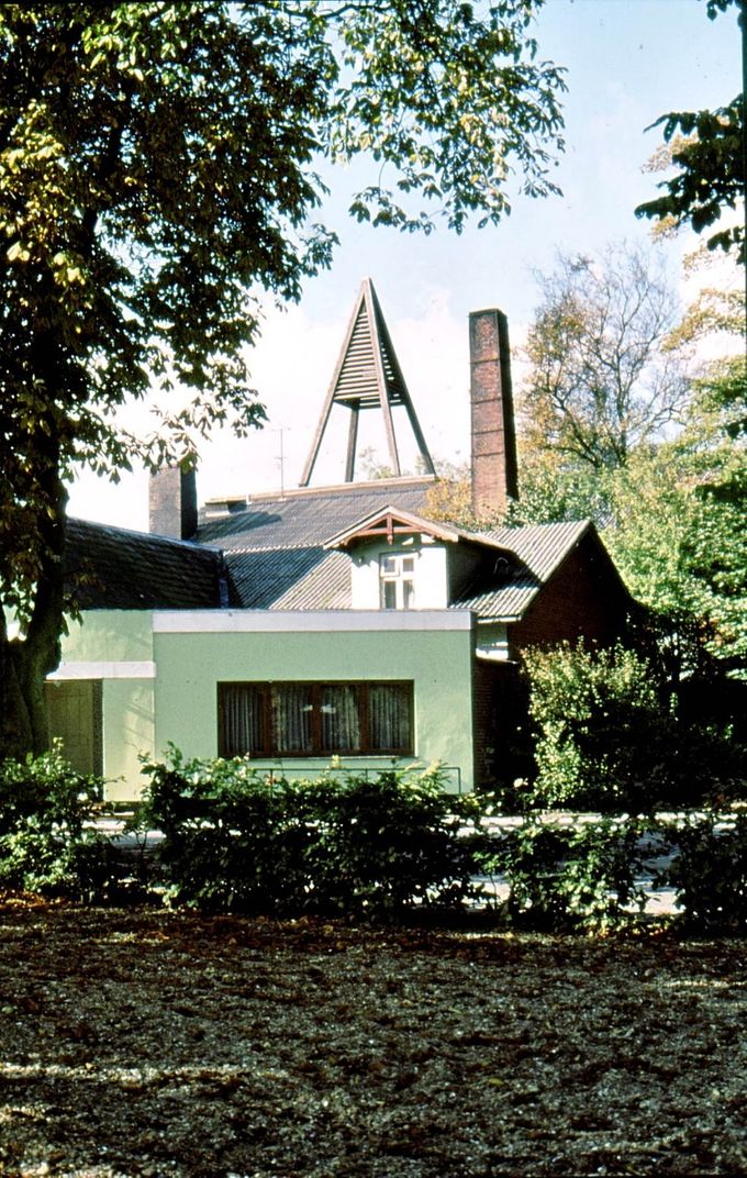  Jessens Bageri
Fotograferet  i 1970erne. Foto. Arne Holm Petersen.
 Klokkespillene kom til i 1959 med Askov Højskole som det første . Klokketårnes spir ses bag Jessens Bagerbutik.