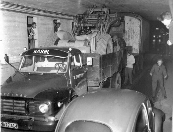  Det skete af og til, inden der kom en omfartsvej i Vejen, at en lastbil kom i klemme i viadukten. Og så var gode råd dyre. Men det var der også råd for, efter nogen betænkningstrid lukkede man luften ud af dækkene, og så kunne chaufføren køre igennem igen.