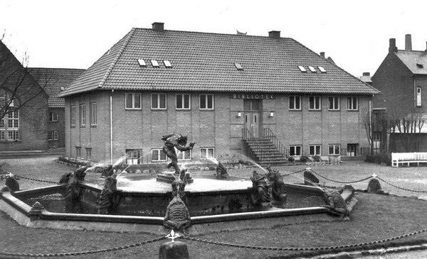 Vejen Bibliotek. 
Oppe ved tagvinduerne til venstre, var der et klasseværelse, hvor vi var et år, da Bakkely Skole skulle udvides. Jeg ved at i slutfyrrene var der også en klasse der. 
Til højre ved siden, var skolelægen som eleverne skulle komme til en gang årligt. I min tid var det læge I. C . Heuch.
I Lindegade bagved biblioteket kan men se Vejen el værk.