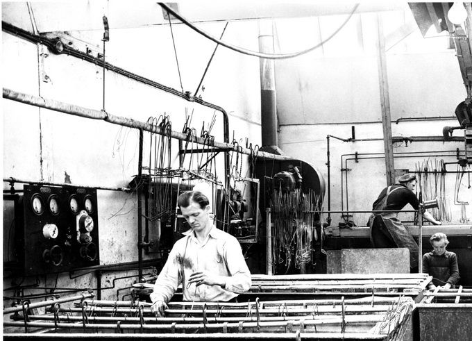    Min onkel Christian Rasmussen, Kedde, var i en årerække på Brønds barnevogns fabrik. Han stod for forkromningen af barnevognene`s jerndele. Der var vist ikke meget udsugning på den tid. 
Senere kom han til Phønix tagpapfabrik, og endte som graver på Vejen Kirkegård, hvor han var leder i mange år, til han gik på pension. Hans kone Kaja, min tante, var også en del af personalet på kirkegården og i kirken, hvor hun var  den der pyntede op i kirken til de forskellige højtider.


Øvr.t/h værkføreren, t/v Jeppesen, i kittel Pedersen
Fornikler Christian Rasmussen

Da man nåede op i 1960erne var højkonjukturen forbi. Konkurrencen bevirkede at man producerede med tab. Man prøvede forskellige tiltag, Bl.a. påtog fornikleriet sig opgaver udefra.
