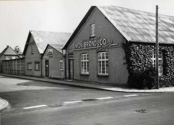   
  Det er ikke alle der er forundt at få en vej opkaldt efter sig. Men i min tid har Brøndsvej   altid været der. Senere fik Forstanderen på Askov højskole, T.H.Anfred, også opkaldt en vej efter sig, Anfreds vej. Da han i   perioden 1927-59 var   formand for FDBs repræsentantskab.   I 1930 og fyrrene, var det almindeligt at huse havde dækket murene med enten efeu eller vin. der ligger her på hjemmesiden et smukt billede af det gamle apotek, på hjørnet ned til  troldespringvandet. 

Dybfrostfirmaet Midtjysk Cater Frost A/S -
- overtog 1984 barnevognsfabrikkens område efter dens ophør.

Ved Ford i Søndergade,er der et skilt hvor der står Henry Fords  Alle. Det er en meget lille gennemgang hvor det er sat op, og det er ikke medtaget på bykortene over Vejen. 